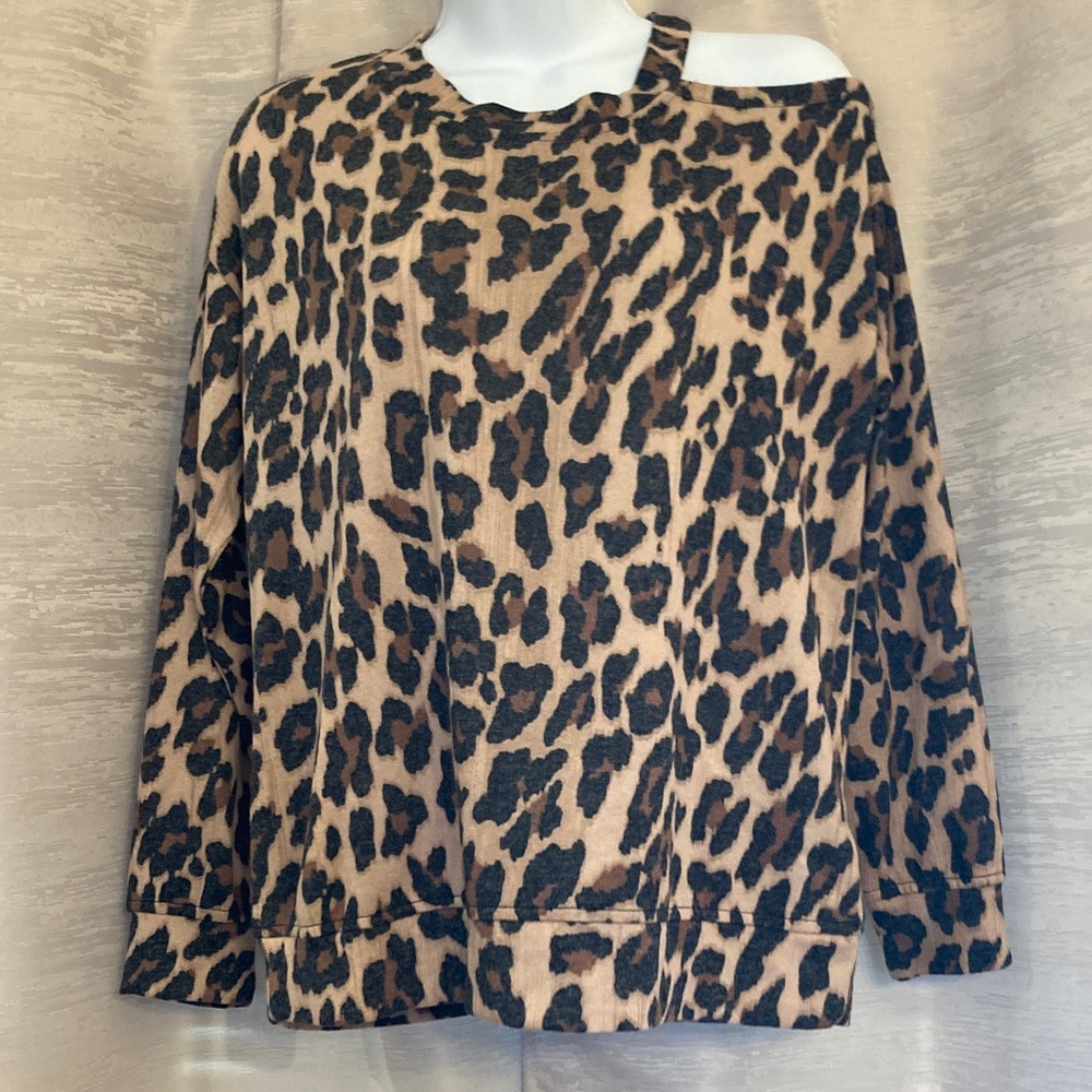 Leopard‎ Print Off-Shoulder Top size medium. NWT.